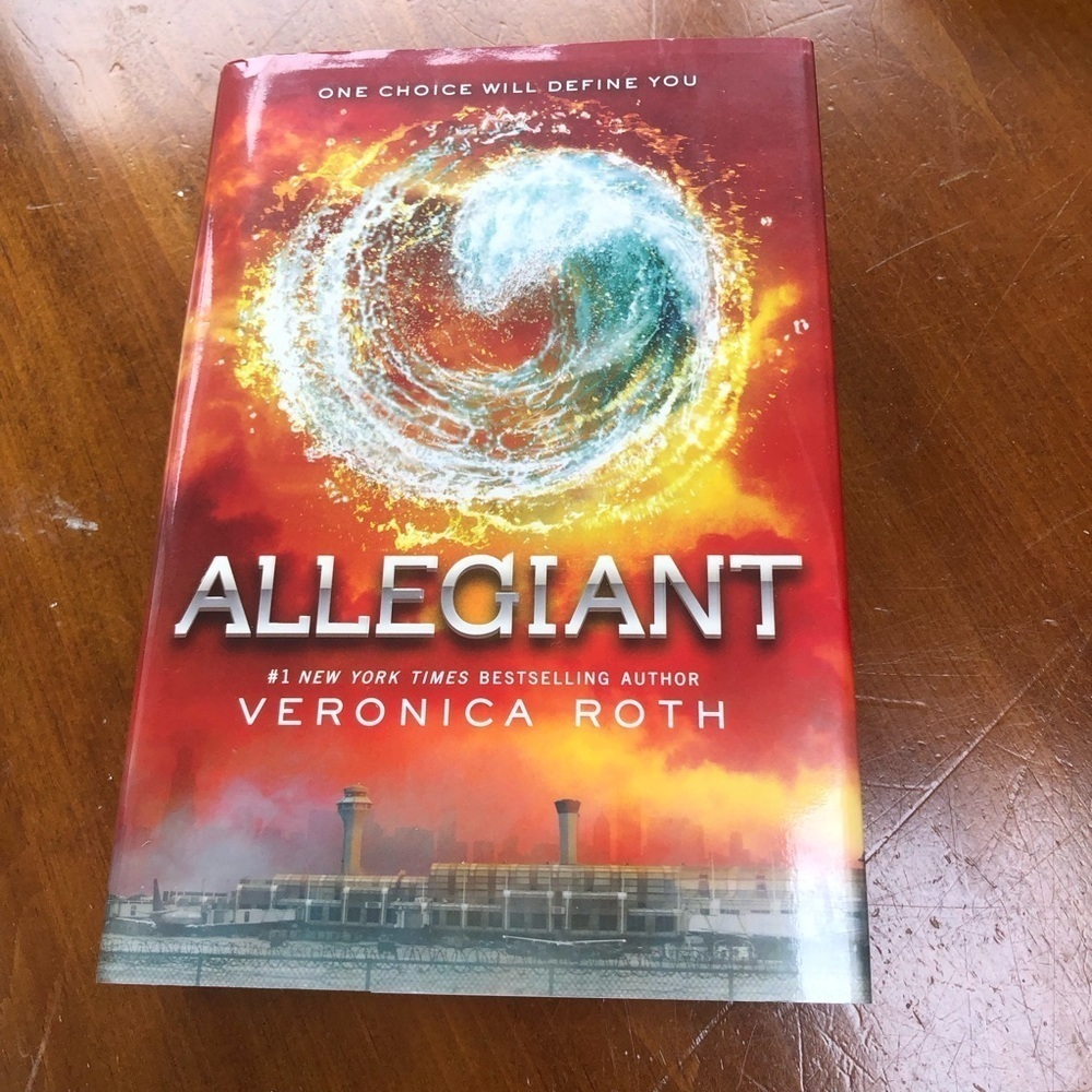 Allegiant by - Veronica Roth book is like new